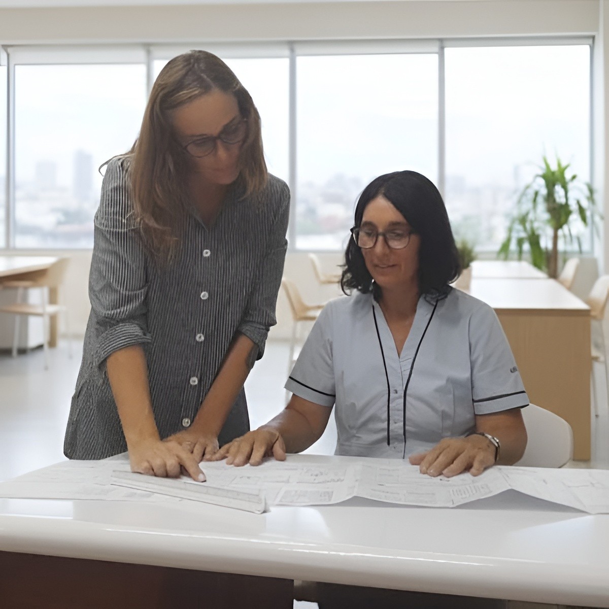 Equipo trabajando en planos